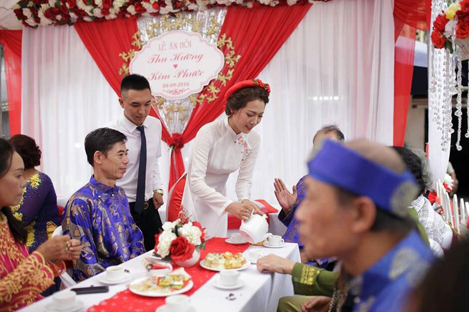 Cô dâu chú rể rót nước mời khách