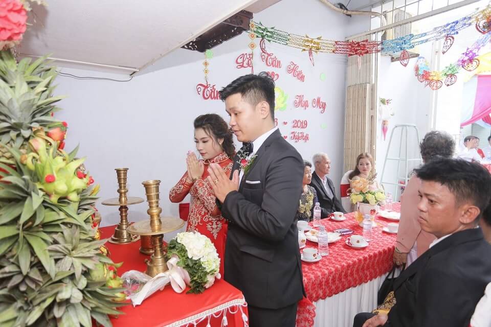 Nghi thức thắp hương bàn thờ tổ tiên