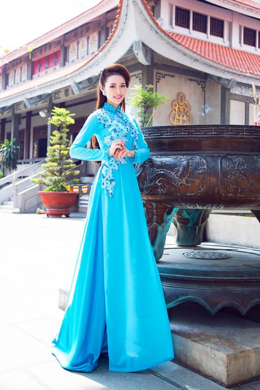Trang phục màu xanh dịu mát cho cô dâu