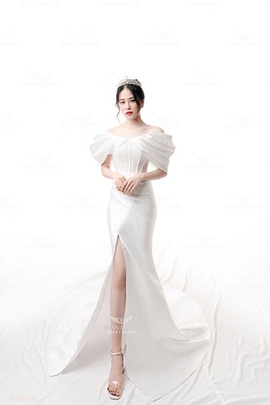 váy cưới đuôi cá satin xẻ tà