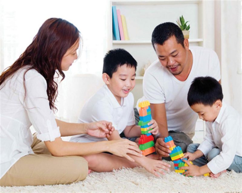 vợ chồng chơi cùng con