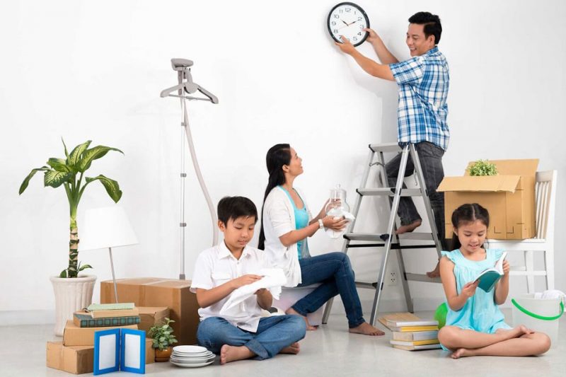 vợ chồng dọn dẹp nhà cửa