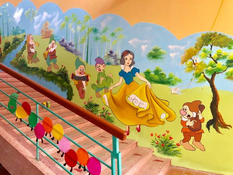 vẽ tranh tường nàng bạch tuyết tại cầu thang