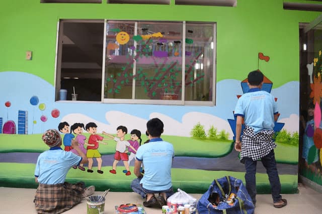Vẽ tranh tường trường mầm non